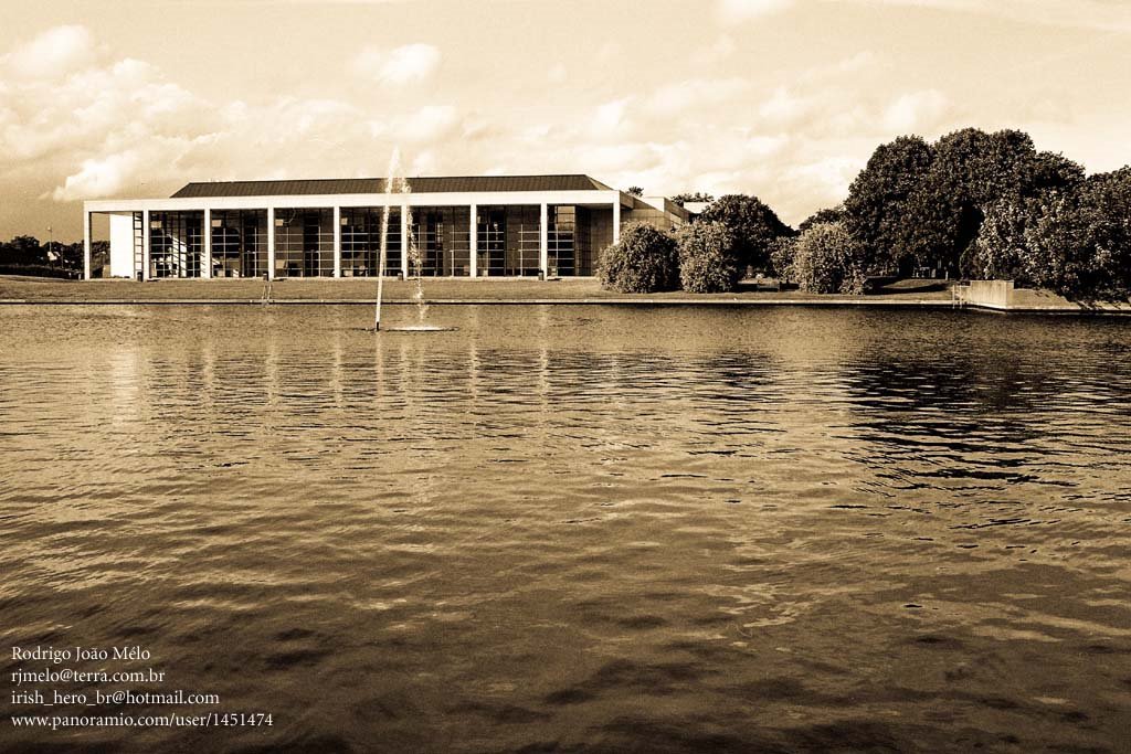 UCD´s lake and museum by ® Rodrigo Melo - Irish lad