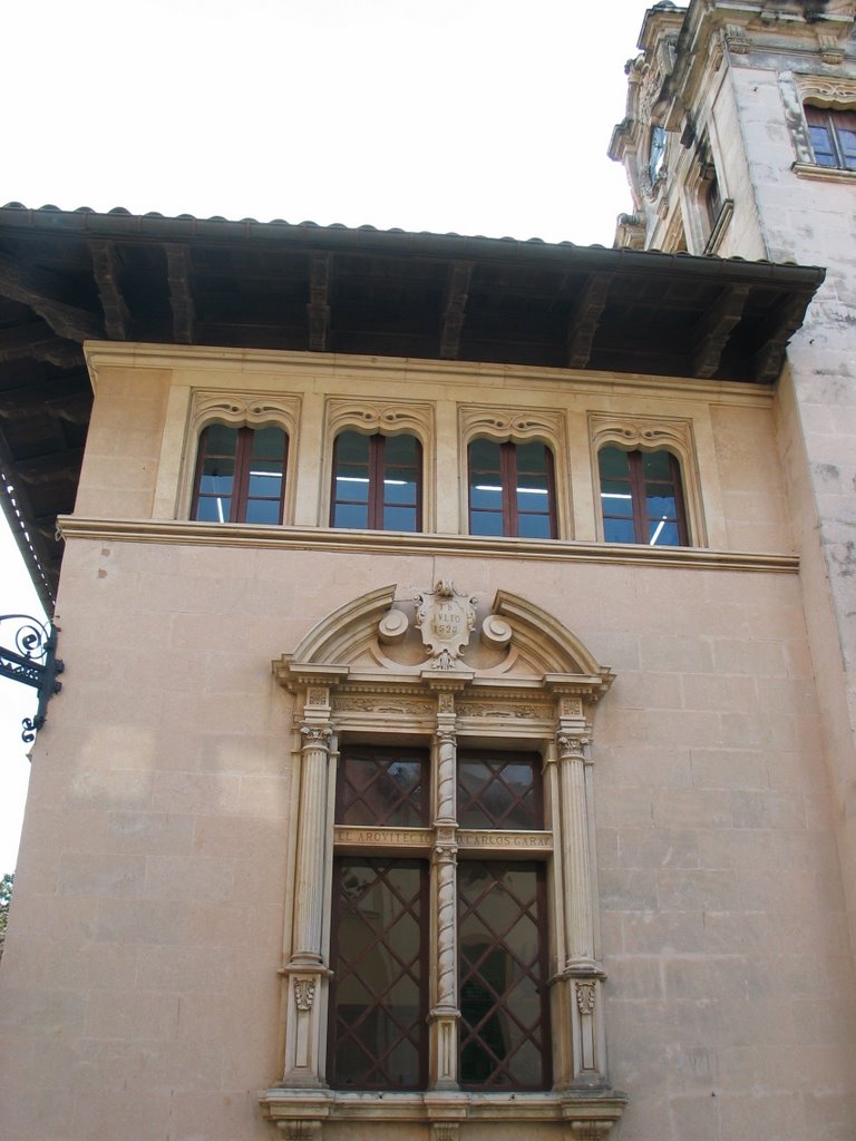 Detalle de la fachada del Ayuntamiento by Gines Collado