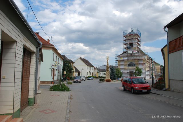 Eingerüstete Kirche in Schrattenberg by (L)OST LINKS