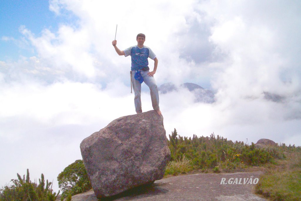 Ponto mais alto do sul do Brasil - uma pedra no cume do Pico do Paraná by Rubens Galvão