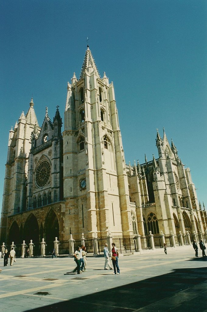 Catedral de León: Pulcra leonina by Carmen Peña Medina