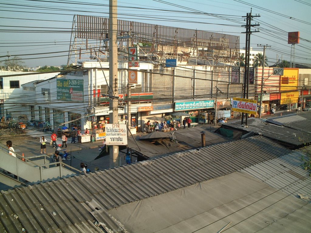 Local shopping area at back side of Don Muang railway station / ﾄﾞﾝﾑｱﾝｸﾞ駅前の商店街 by namsaijaijing