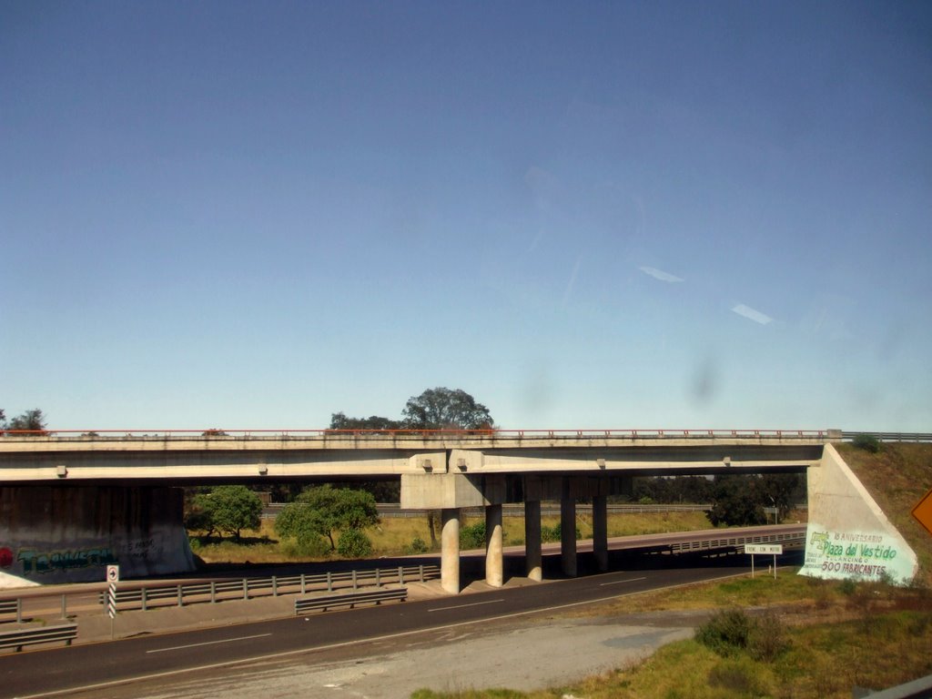 Puente en el Entronque con la carretera a Pachuca by José Luis Castán