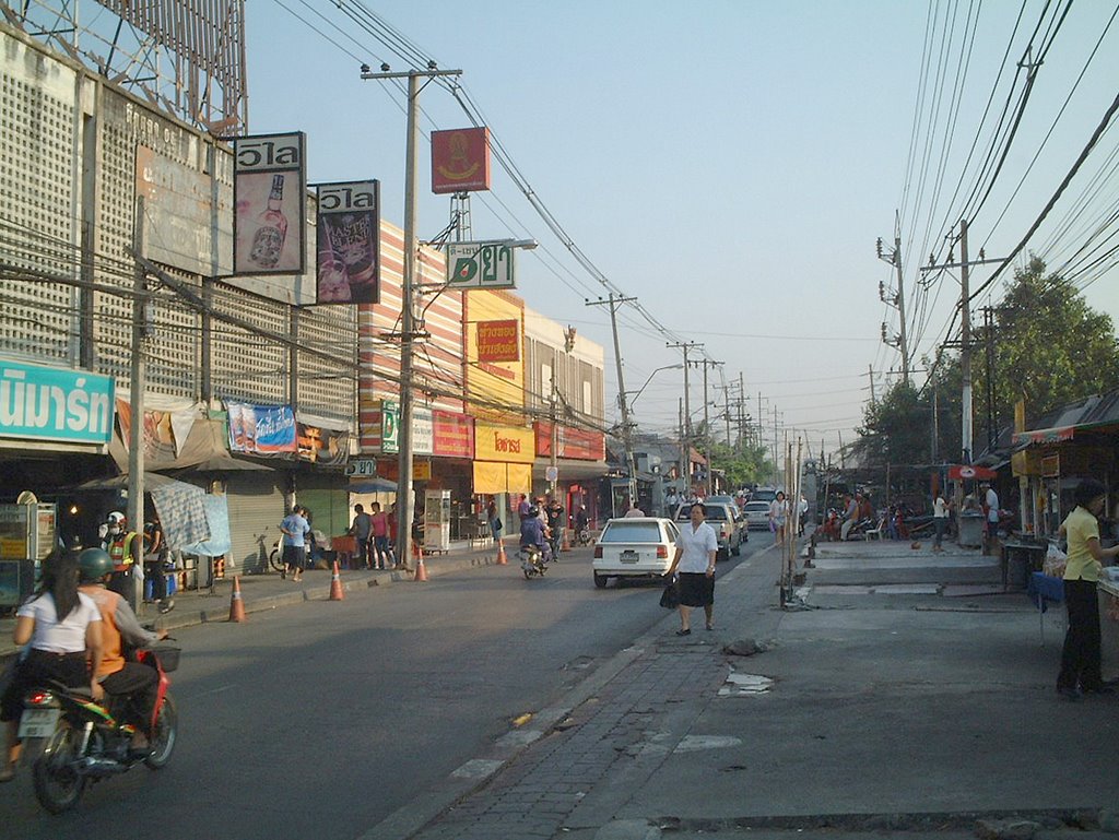 Shopping street, around of Wat Don Muang / ﾜｯﾄ･ﾄﾞﾝﾑｱﾝｸﾞﾞ近辺の商店街 by namsaijaijing