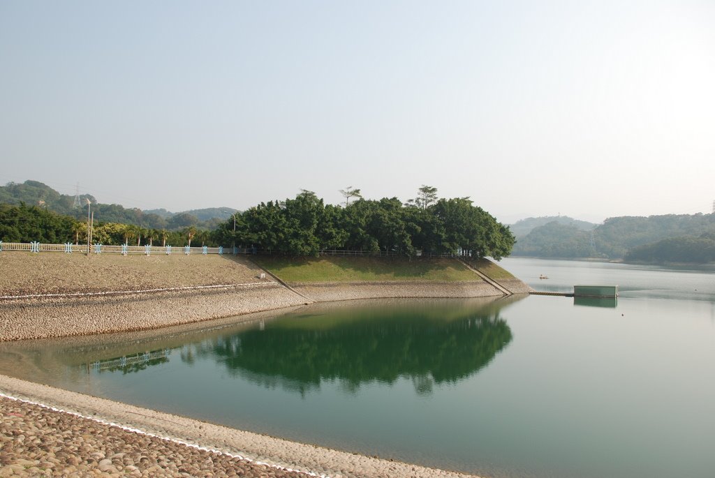 從永和山水庫的壩頂遙望小公園 by s_rabbit