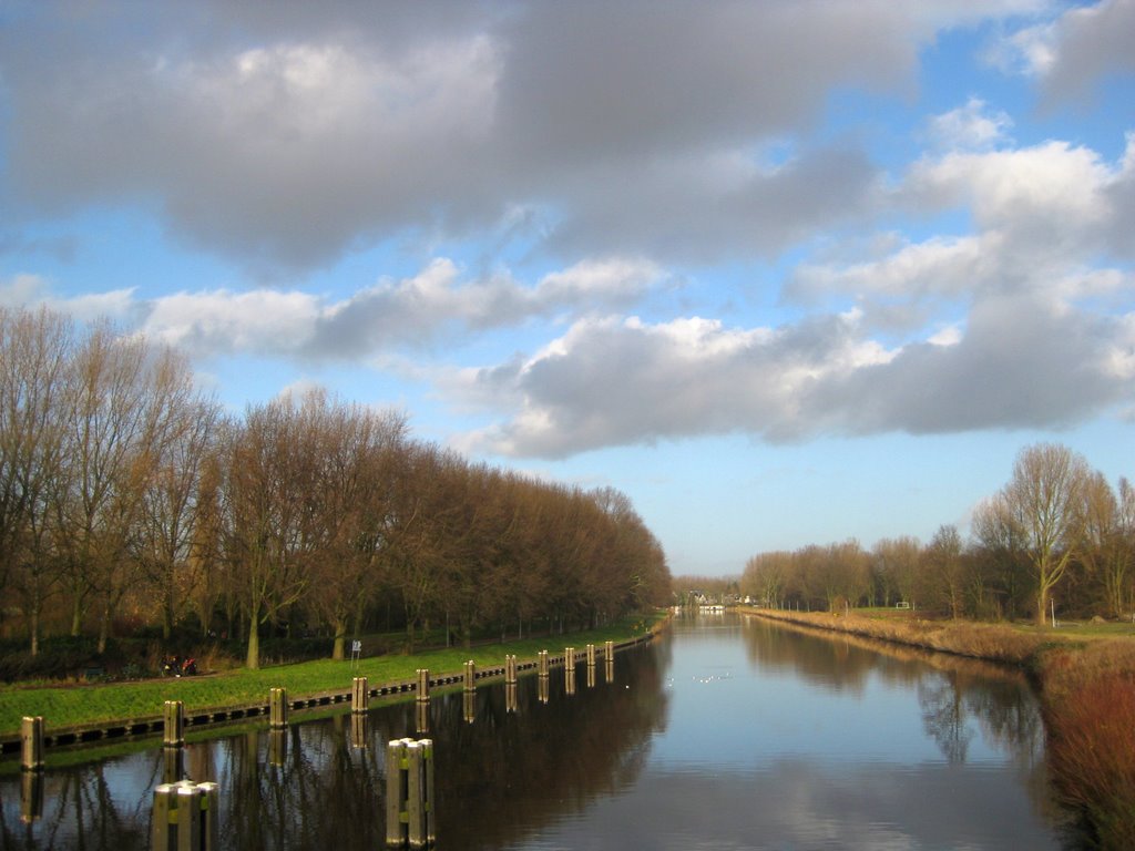 Noordhollandskanaal, richting Buiksloterdijk, Amsterdam-Noord by Colin Brace