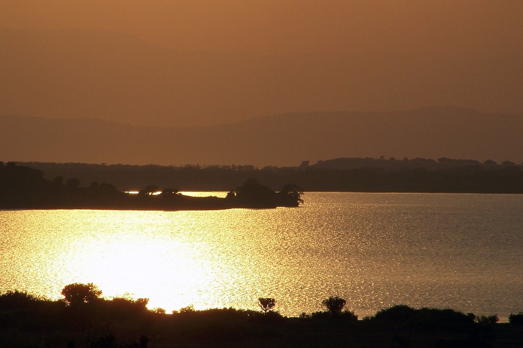 Tamonto sul Kazinga chanel - Queen Elizabeth National Park, Uganda by Marco Cavani