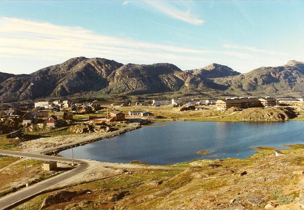 Vue sur l'étang et les montagnes, Sisimiut, Groenland, Danemark, Août 1989 by Christian Claveau