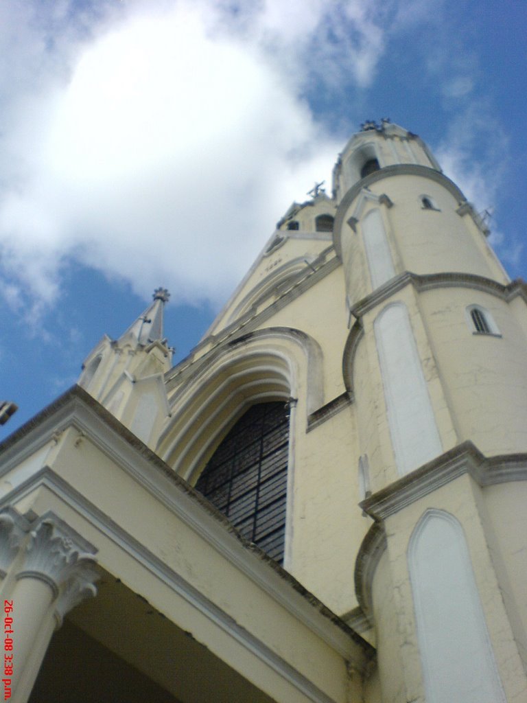 La iglesia pero desde la entrada principal by DAVID CARRION