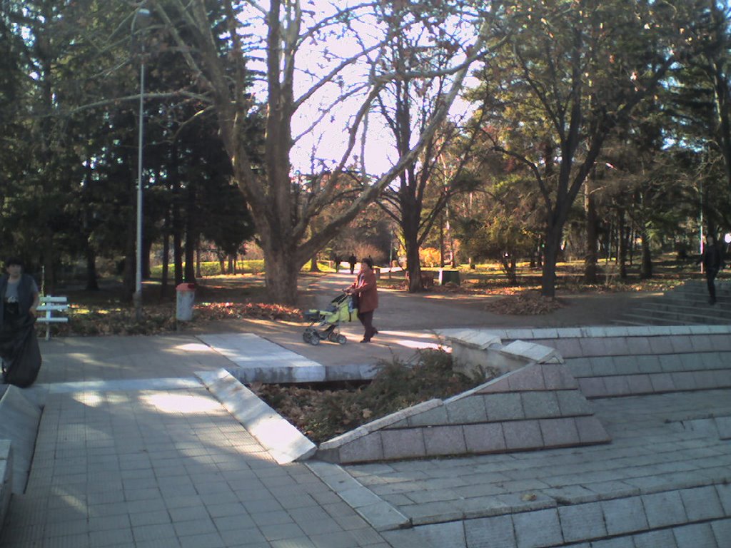 A Saturday walk in the City park by Grauvell de Cortes