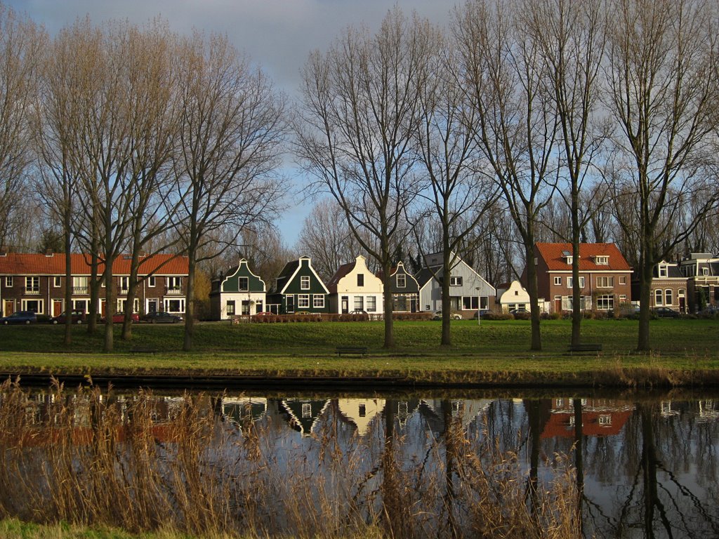 Diverse gevels, zowel oude als moderne, Buiksloterdijk, Amsterdam-Noord by Colin Brace