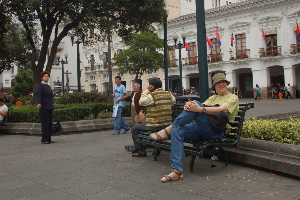 Descanso en la Plaza Grande de Quito by limpen