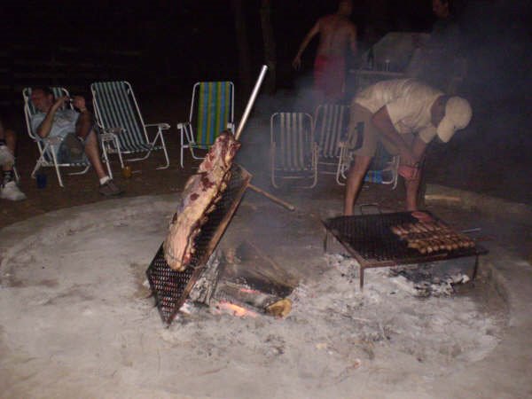 PEARSON HACIENDO COSTILLAR AL ASADOR EN by SERGIO BS AS