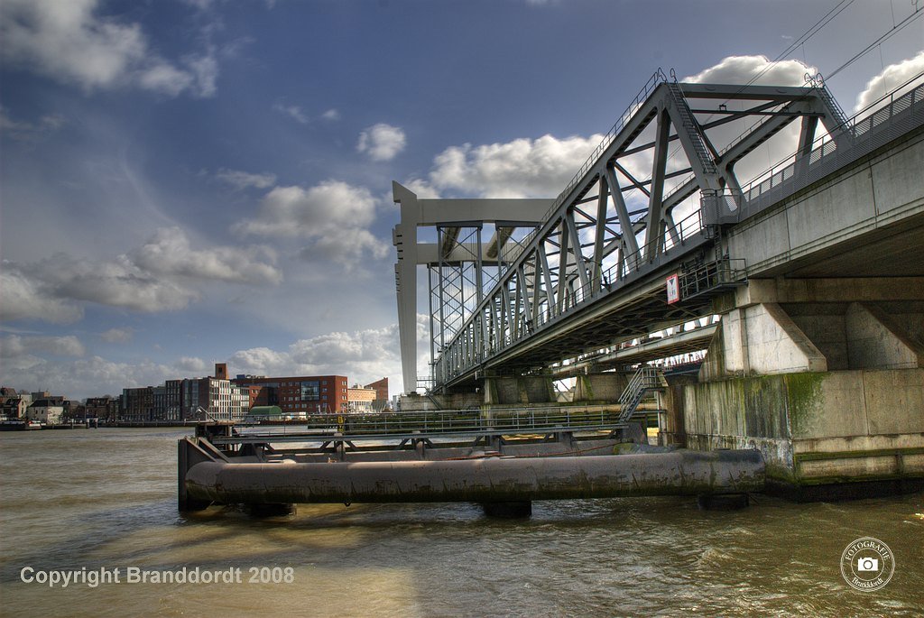 Oude Maas spoorbrug by branddordt