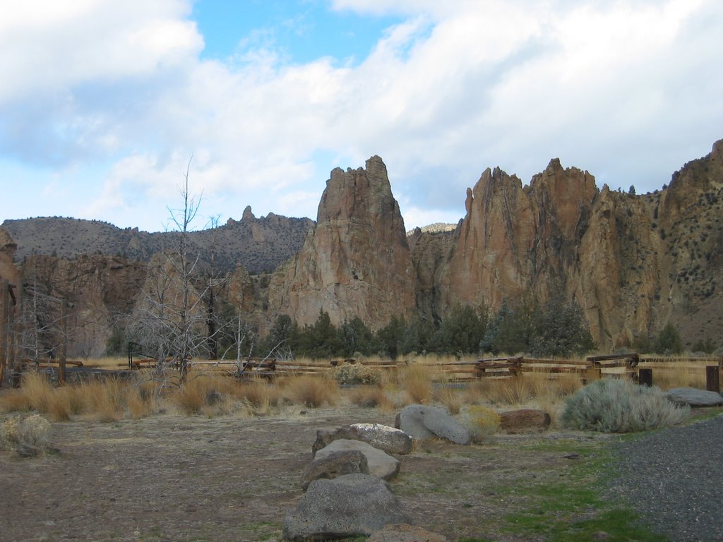 Smith Rock State Park by aardouzie