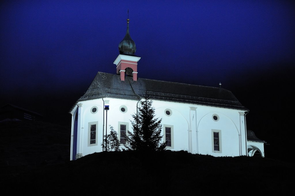 Kirche in Andermatt bei Nacht by aball