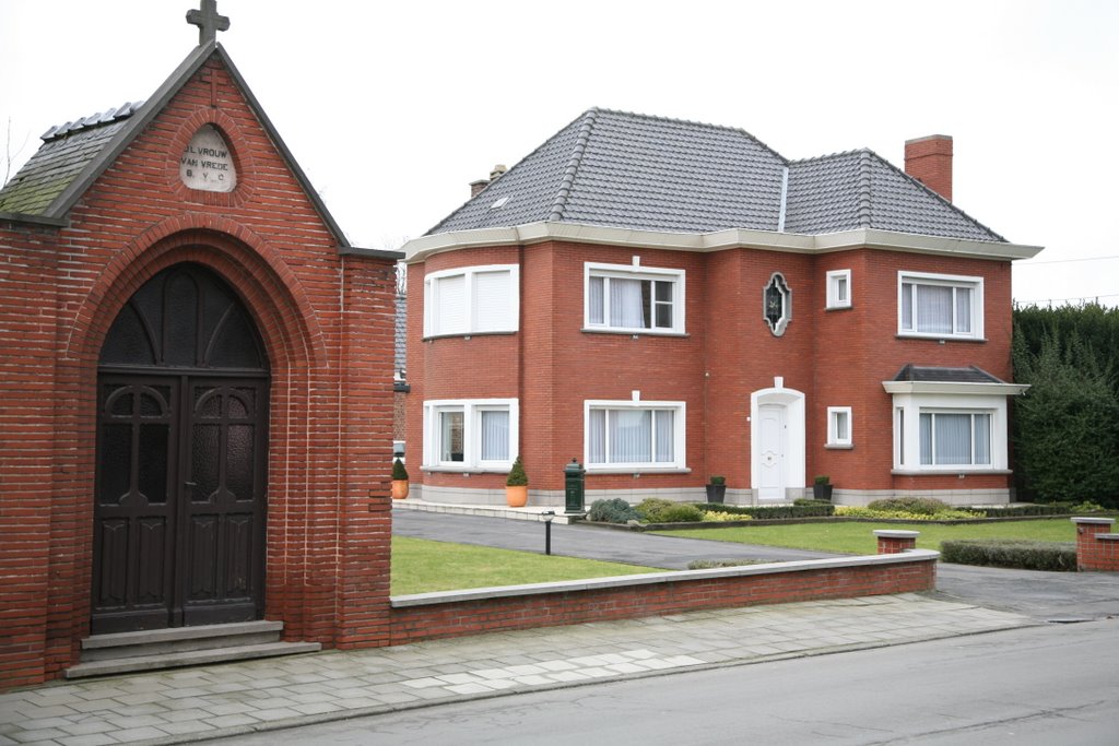 Kapel Onze Lieve Vrouw van Vrede langs de Deinzestraat te Oeselgem, BE by desmet.geert