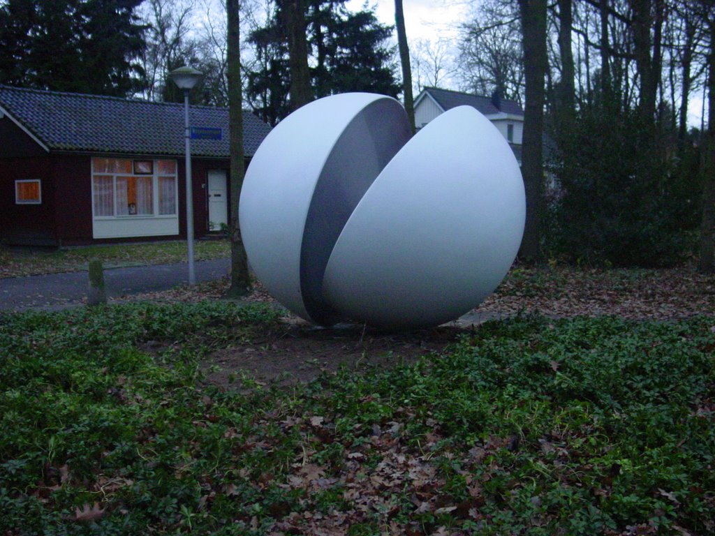 Kunstwerk "Gespleten bol" of de subtitel samen-apart van de wijk in oosterijkse en belgische typen woningen by Dsigna