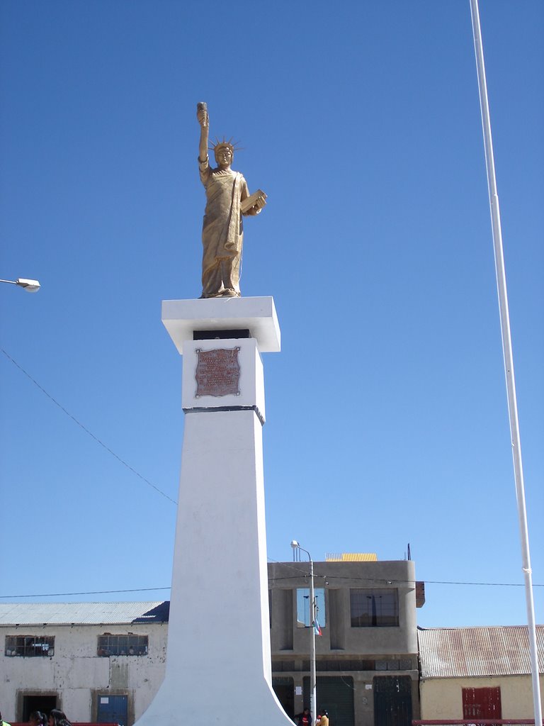 Estátua de la libertad de Crucero by Juan Carlos Vásquez Peña