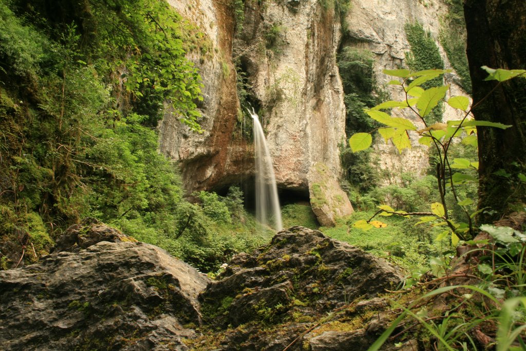 Les Gorges de Kakuette - Cascade by Ivan Zkey