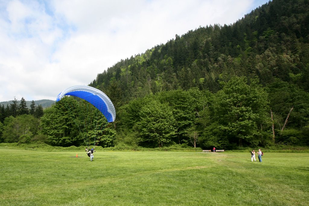 Paragliders at Poo Poo Point by nikosey