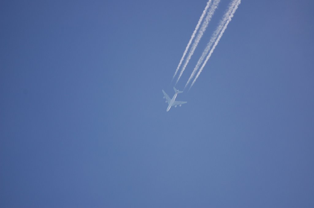 A380 9V-SKF der Singapore Airlines im Überflug by neroon79