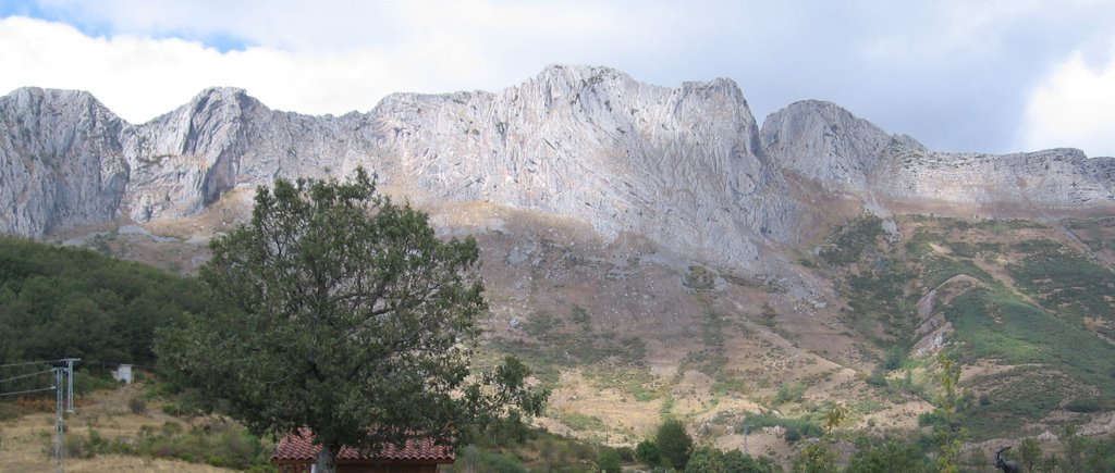 Desde el museo de la fauna salvaje. Valdehuesa. León. España. by naroherreros