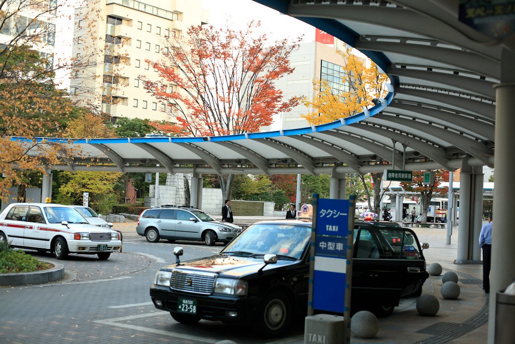 Taxi park at Koriyama JR station by Wanlop Suthipichet