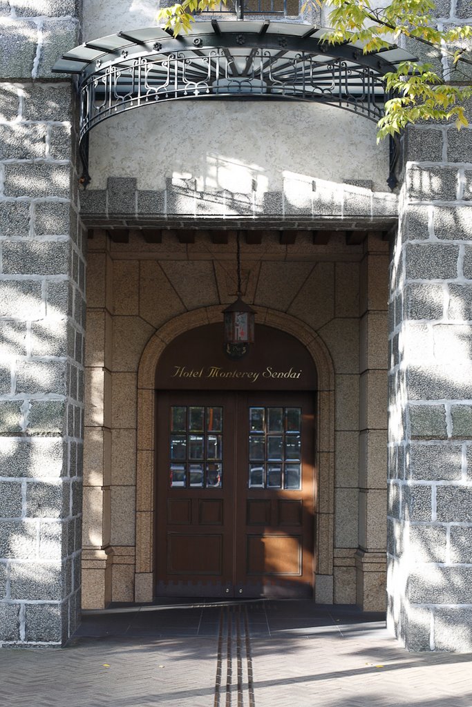 Monterey hotel entrance by Wanlop Suthipichet