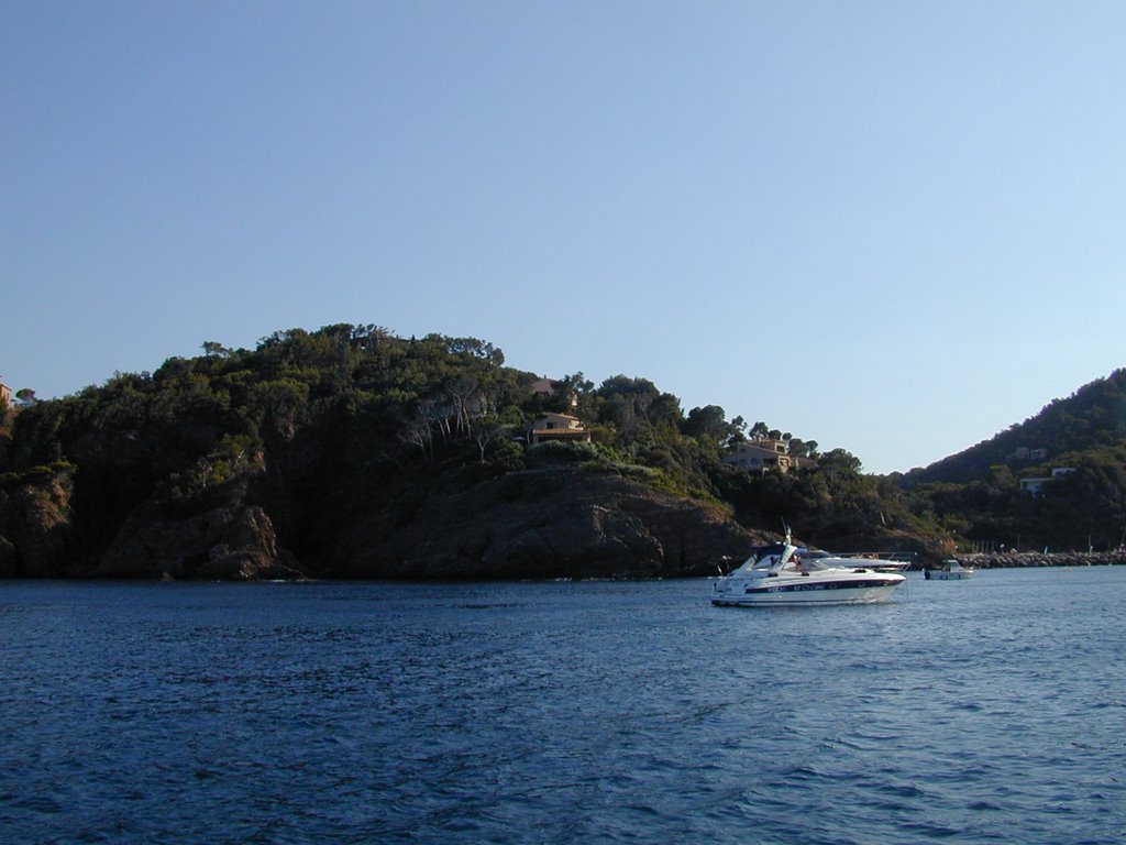 Baie du Cap Bénat. Jetée du port du Pradet. by 4net