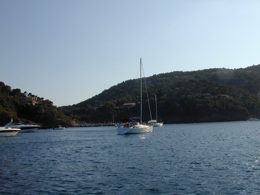 Baie du Cap Bénat. Entrée du port du Pradet. Vue Sud-Ouest. by 4net