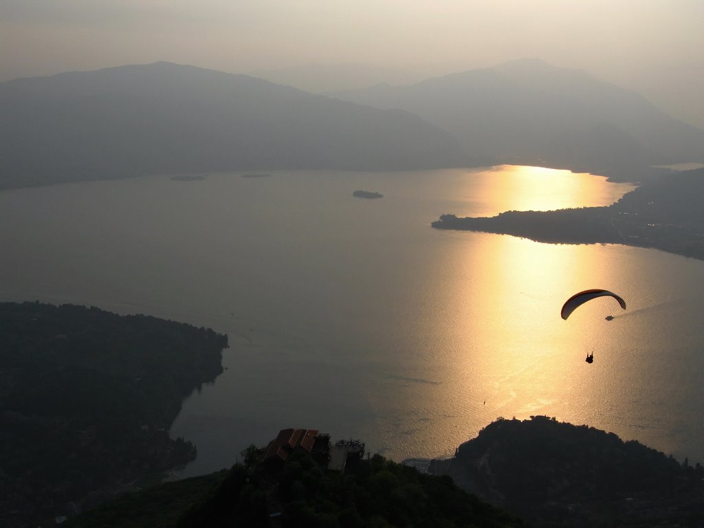 Paragliding at Lago Maggiore by wrolf