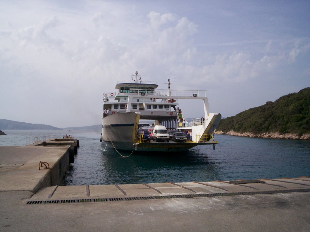 Fähre legt an der Insel Krk an by gremmei