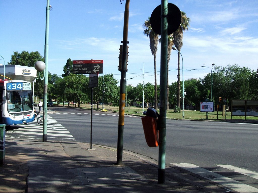 Diciembre de 2008 - Calle Irigoyen y Av. J.B. Justo - Vista hacia el Sudeste by Luis Acosta