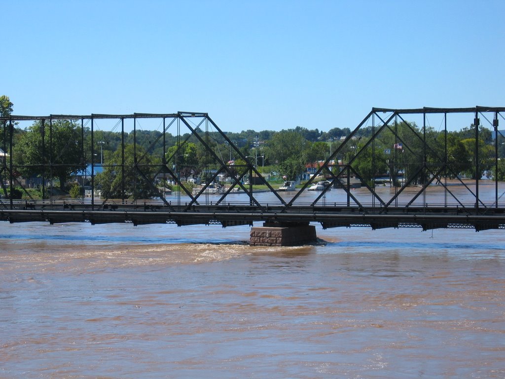 Walnut Street Bridge 9/19/2004 by Rich Mantz