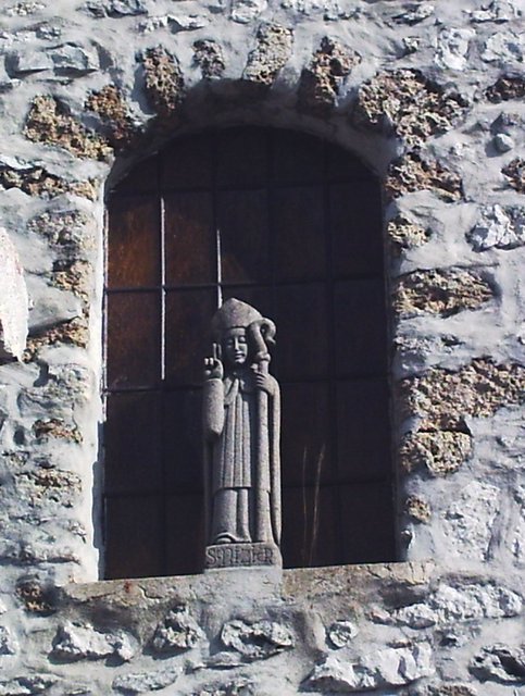 Statue de St Nizier sur la façade de l'Eglise de St Nizier de Moucherotte by nicolethiemonge