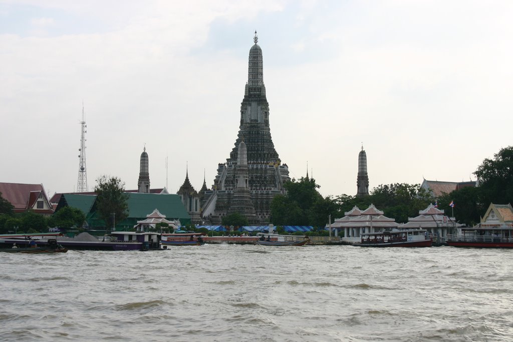 Wat Arun from Chao Phraya River viewed by mk@nomad