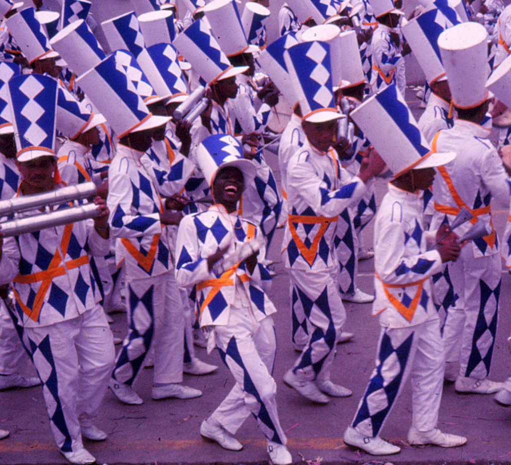 Desfile da Escola da Samba - 1967 by Ray Langsten