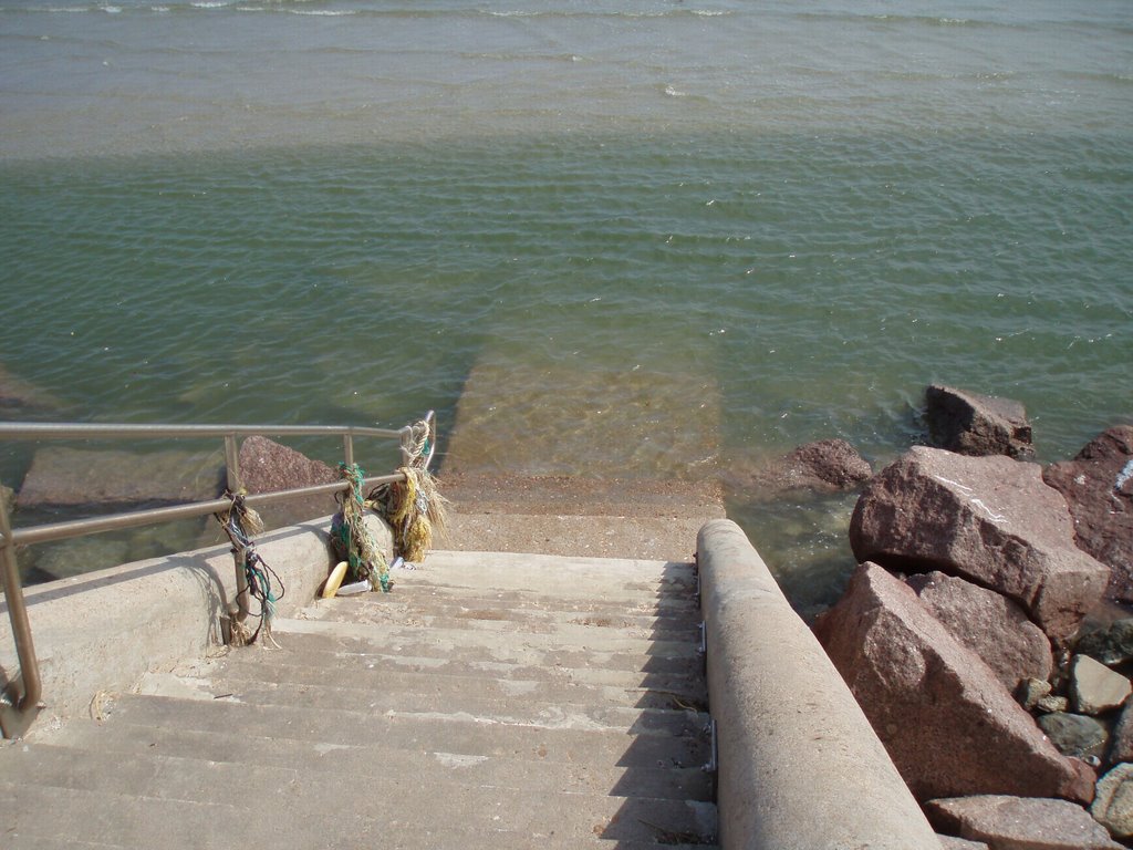 Clear water near Galveston Bay still high after Ike by Lubomira Soroko