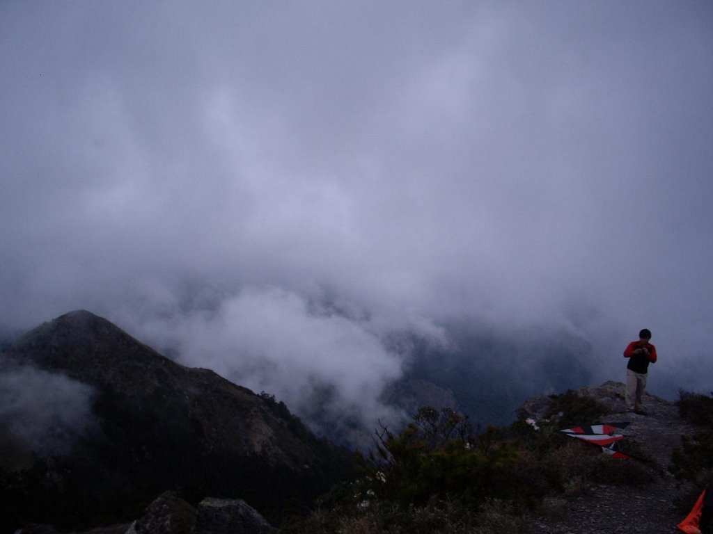 Taiwan 南投縣，八通關山三角點，我的第二十二座百嶽3404公尺，在放特技風箏。(2008/05/10) by Taiwan泰