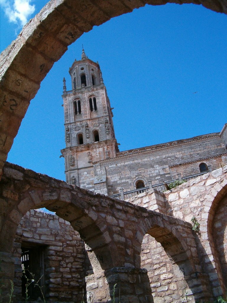 Santa Maria del Campo - Iglesia entre arcos by Karakoram