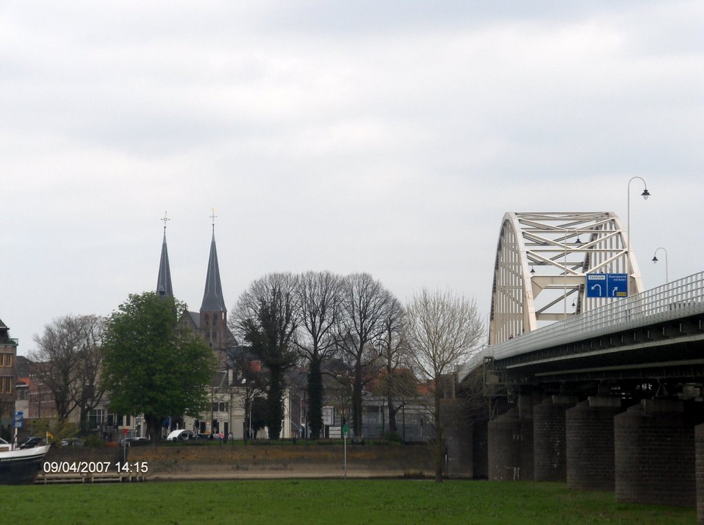 Deventer brug met zicht op de Bergkerk. by Jandegroot