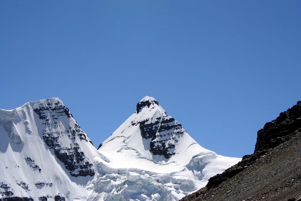 2 andinist arriving on top of Condoriri - Bolivia by René Collomb