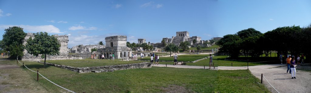 Tulum - Maya ruins view by roberto63