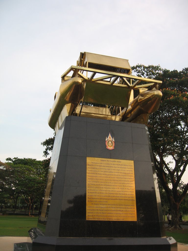 Sculpture; The Chaipattana Aerator by Majesty King Bhumibol Adulyadej Thailand, Suam Luang Pra Lama 9 / ﾌﾟﾐﾎﾟﾝ国王発案による浄水装置の記念像、ﾗﾏ9世公園 by namsaijaijing