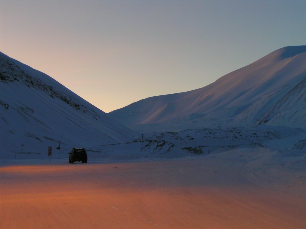 Longyearbreen glacier from Nybyen by dpblackers