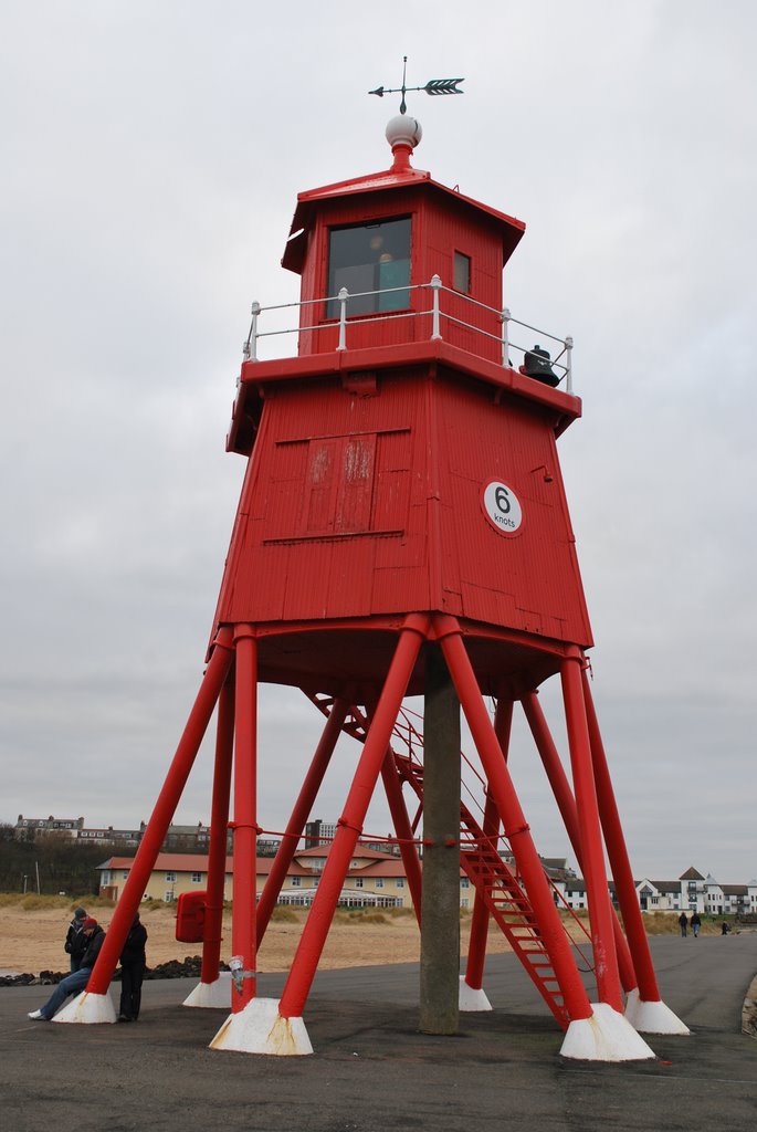 Lighthouse on the Groyne by phw26