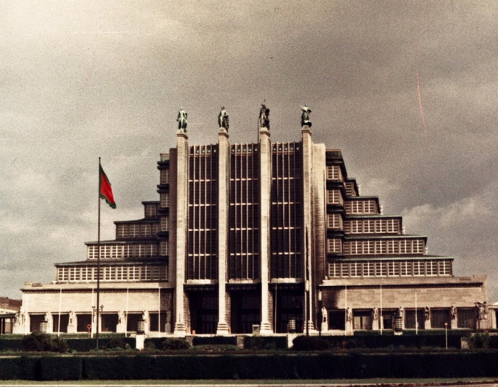 Building in Brussels near the Atomium - 1983 by Mocsolád