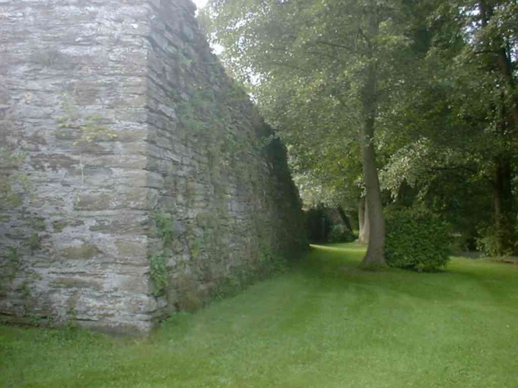 Hüttenmauer an der Weil by Christian H.