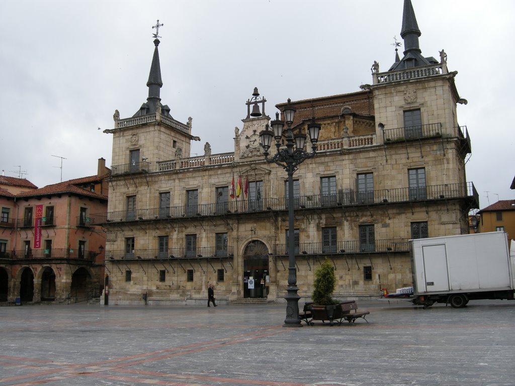 León - Plaza Mayor e Ayunyamiento by P.Tiago